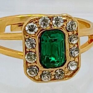 Vintage Gold Tone Emerald Green Crystal Rhinestone Ring Size 7 Adjustable Band